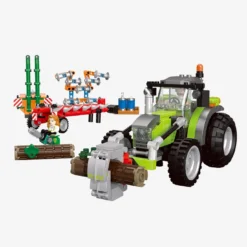 Großer Traktor mit Werkzeugen