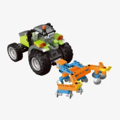 Großer Traktor mit Werkzeugen